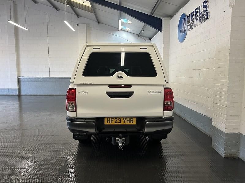 Used Toyota HiLux Active 150 HP (110 kW) 2023 White Pickup