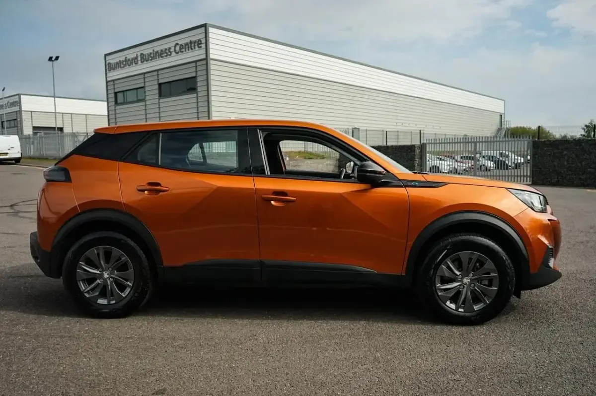 Gebraucht Peugeot e-2008 Active Premium 100 kW (136 PS) 2022 Orange SUV