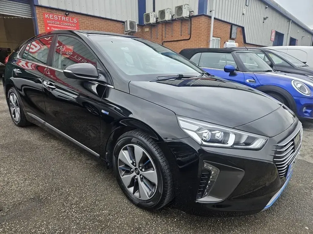 Begagnad Hyundai Ioniq Premium 2018 Svart Halvkombi
