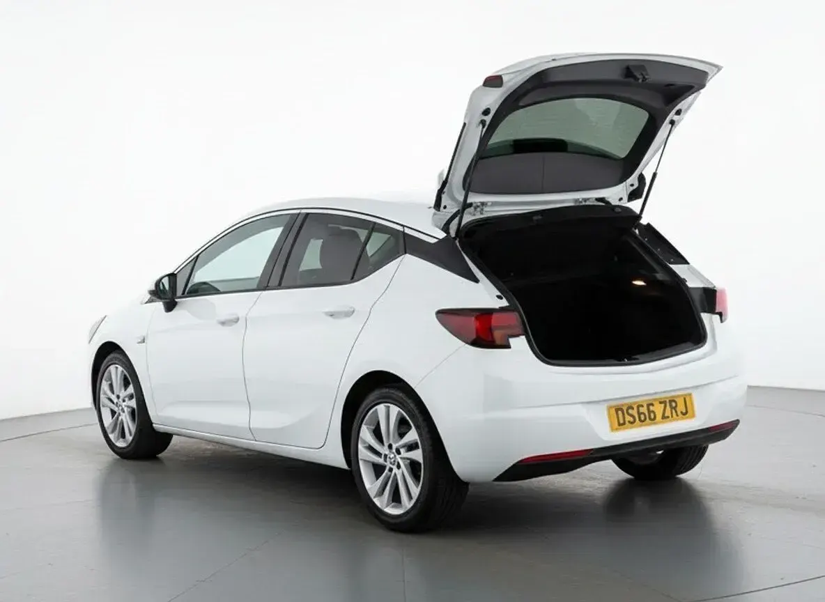 Used Vauxhall Astra SRi 2017 White Hatchback