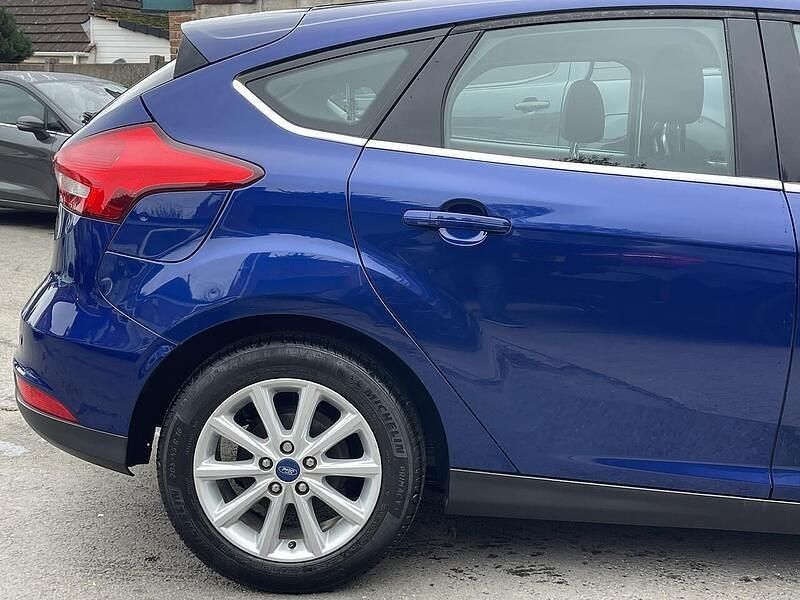 Used Ford Focus Titanium 125 HP (91 kW) 2016 Blue Hatchback