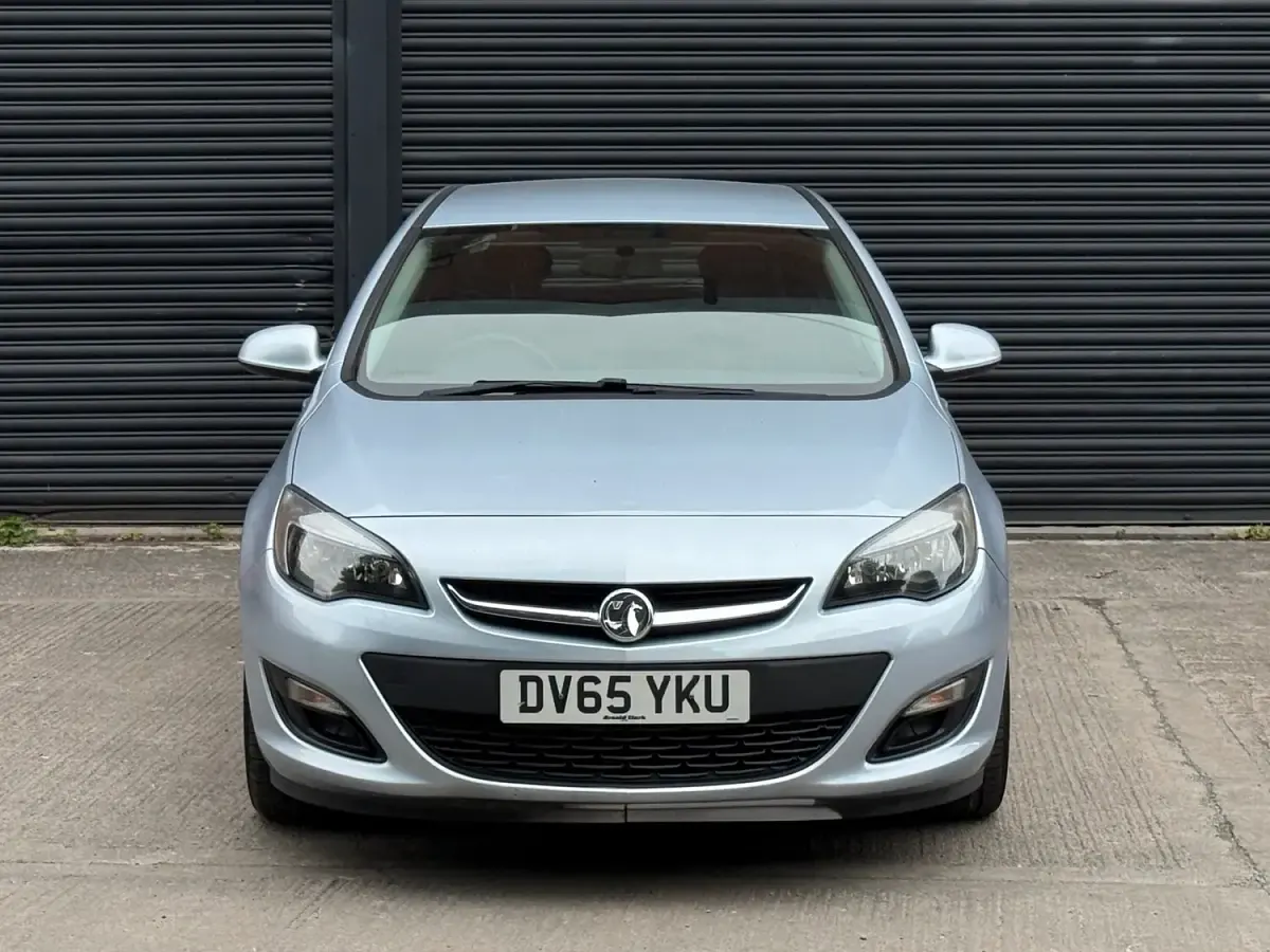 Used Vauxhall Astra Design Edition 98 HP (72 kW) 2015 Silver Hatchback