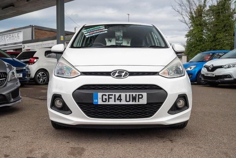 Used Hyundai i10 SE 67 HP (49 kW) 2014 White Hatchback