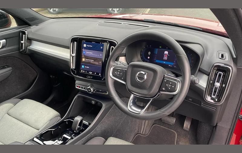 Used Volvo XC40 Plus 161 HP (118 kW) 2023 Red SUV