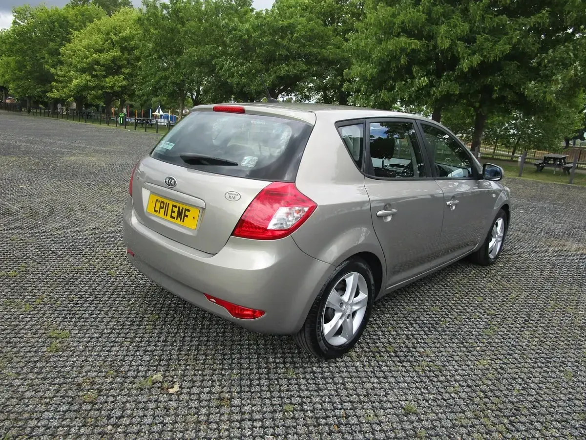 Used Kia Ceed 126 HP (92 kW) 2011 Silver Hatchback