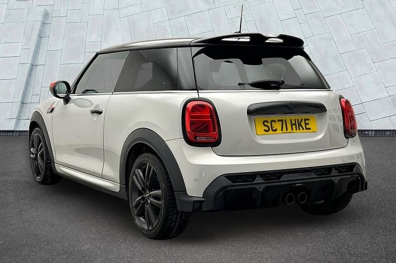 Usado Mini Cooper S Hatch 178 CV (130 kW) 2021 Plateado Utilitario