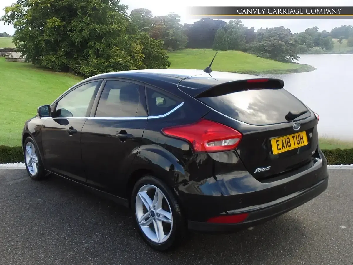 Usado Ford Focus Titanium 125 CV (91 kW) 2018 Negro Utilitario