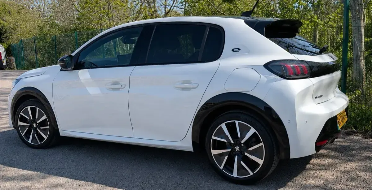 Second-hand Peugeot e-208 Premium 50 kW (68 CP) 2021 Alb Hatchback