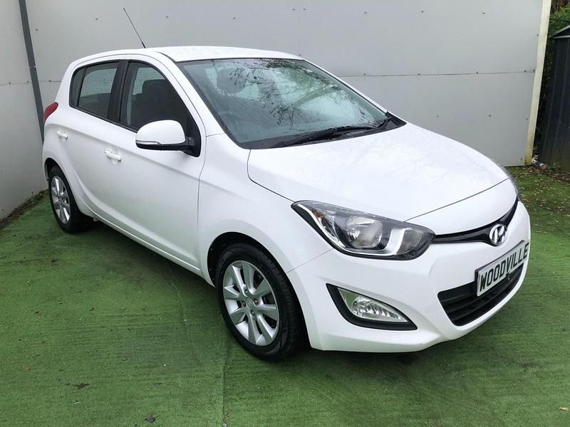 Used Hyundai i20 Active 75 HP (55 kW) 2013 White Hatchback