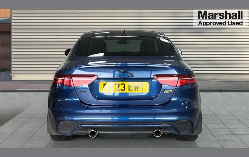 Usado Jaguar XE 300 HP (220 kW) 2023 Azul Sedan