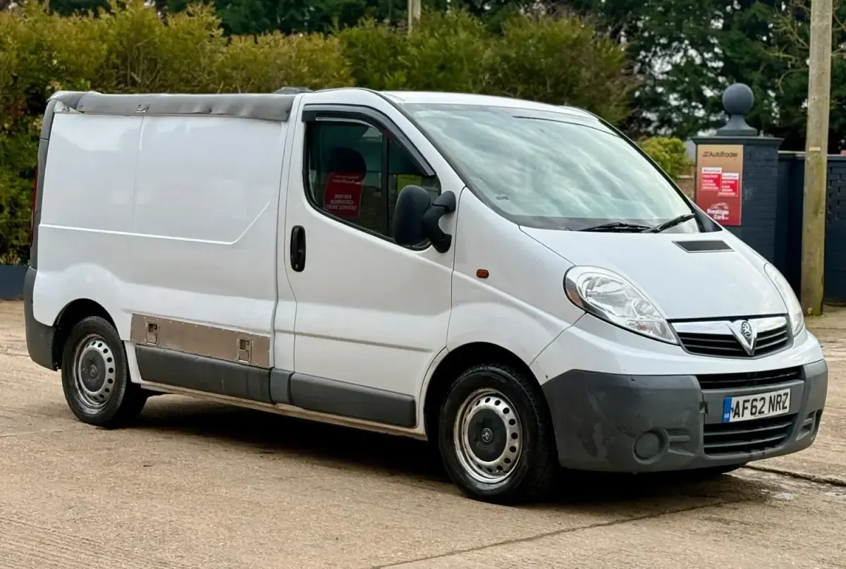 Second-hand Vauxhall Vivaro 115 CP (84 kW) 2012 Alb Monovolum