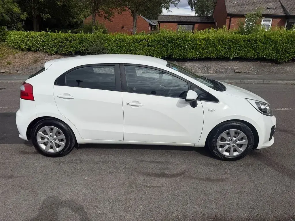 Used Kia Rio 84 HP (61 kW) 2016 White Hatchback