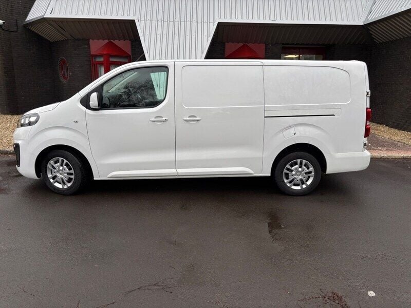 Used Vauxhall Vivaro Sportive 100 HP (73 kW) 2021 White MPV