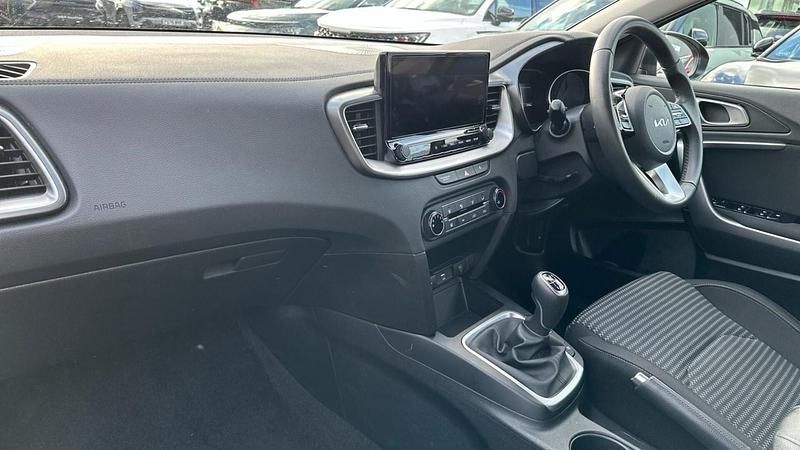 Used Kia Ceed 138 HP (101 kW) 2025 Red Hatchback