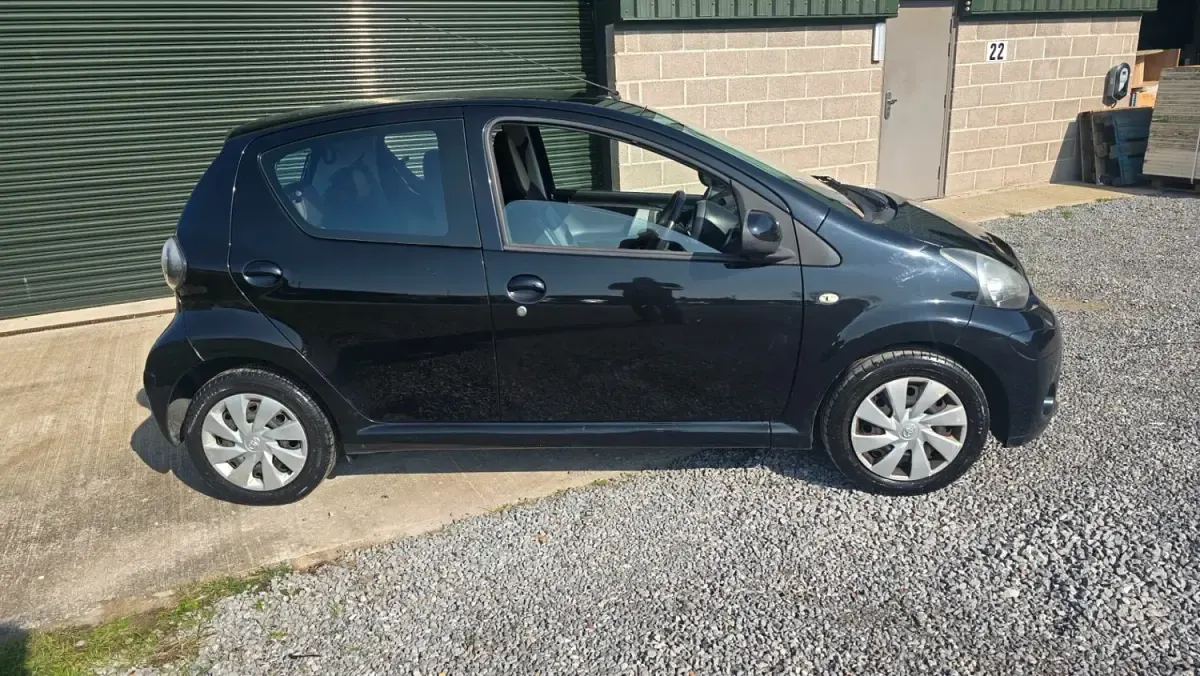 Usado Toyota Aygo 68 CV (50 kW) 2012 Negro Utilitario