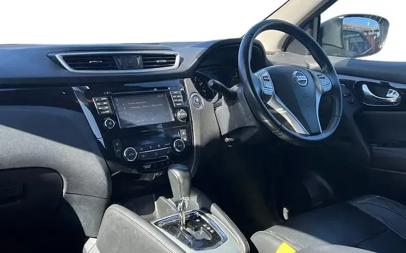 Used Nissan Qashqai Tekna 116 HP (85 kW) 2017 Red SUV