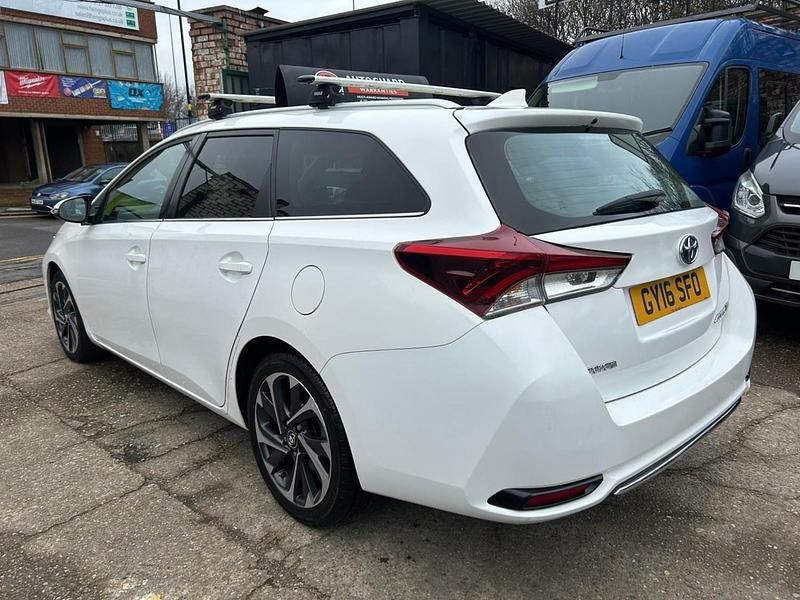 Used Toyota Auris Hybrid Design 2016 White Estate