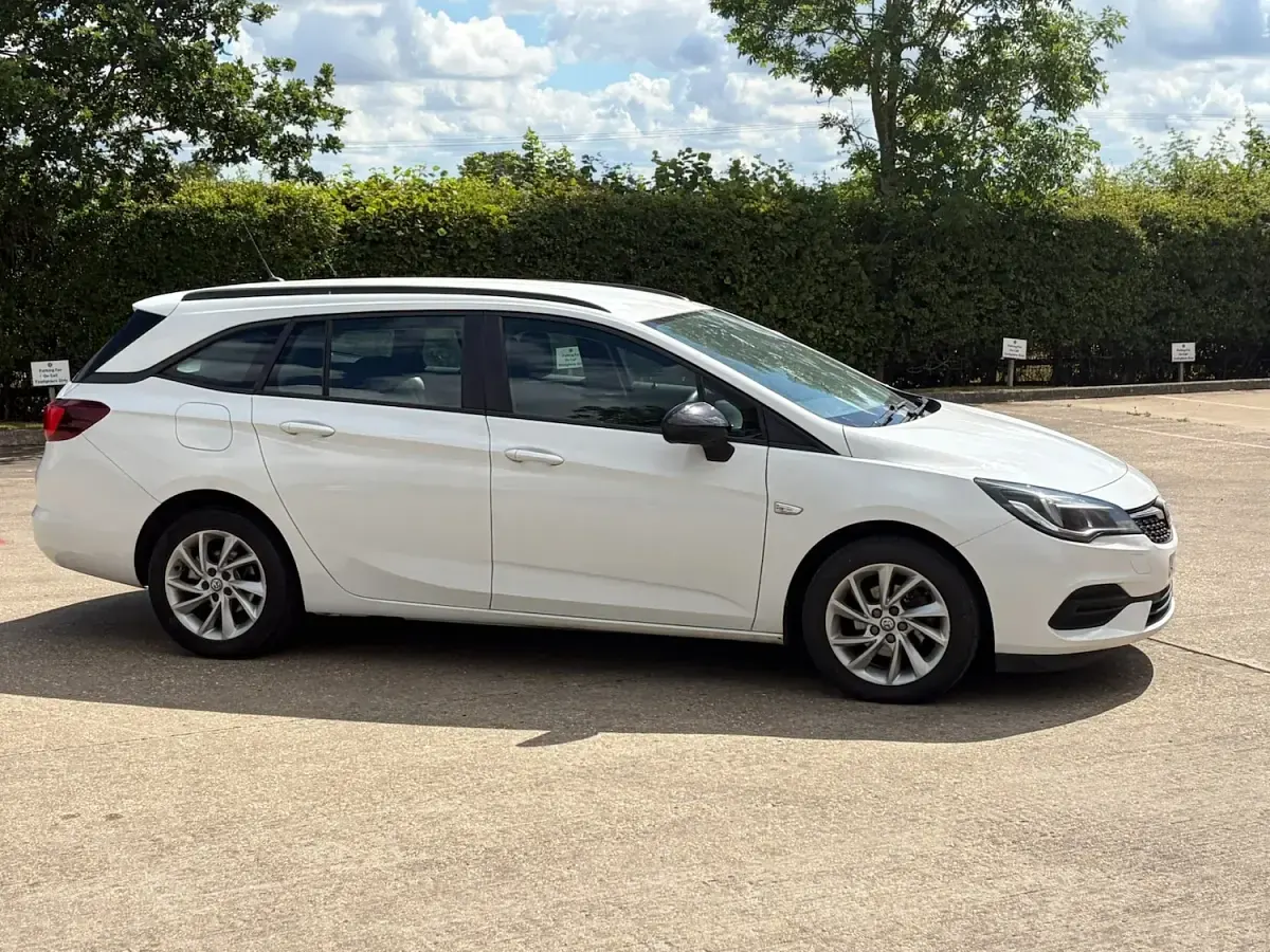 Used Vauxhall Astra 2021 White Estate