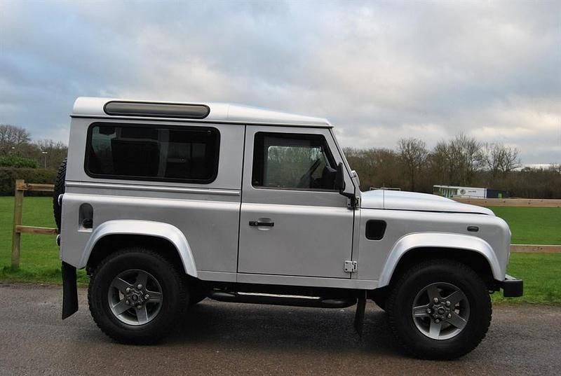 Used Land Rover Defender 122 HP (89 kW) 2014 Silver Estate