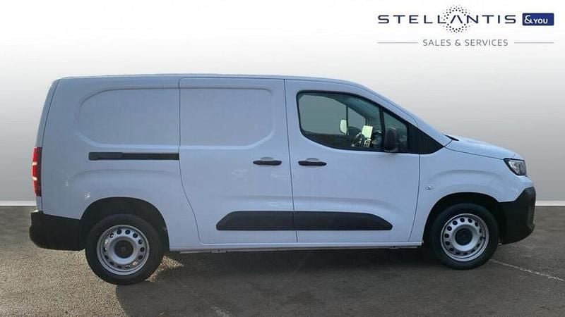 White Used 2025 Peugeot Partner MPV | £14,998 (Fair price) - Image 1/4