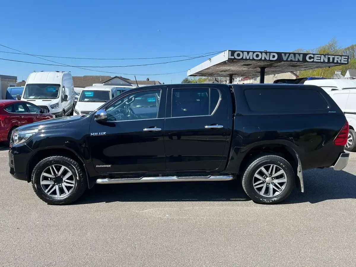 Used Toyota HiLux 150 HP (110 kW) 2019 Black Pickup