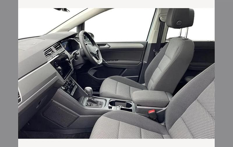 Usado VW Touran Match 150 HP (110 kW) 2025 Prateado Monovolume