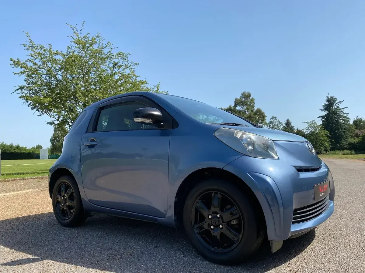 Used Toyota iQ 68 HP (50 kW) 2010 Blue Hatchback