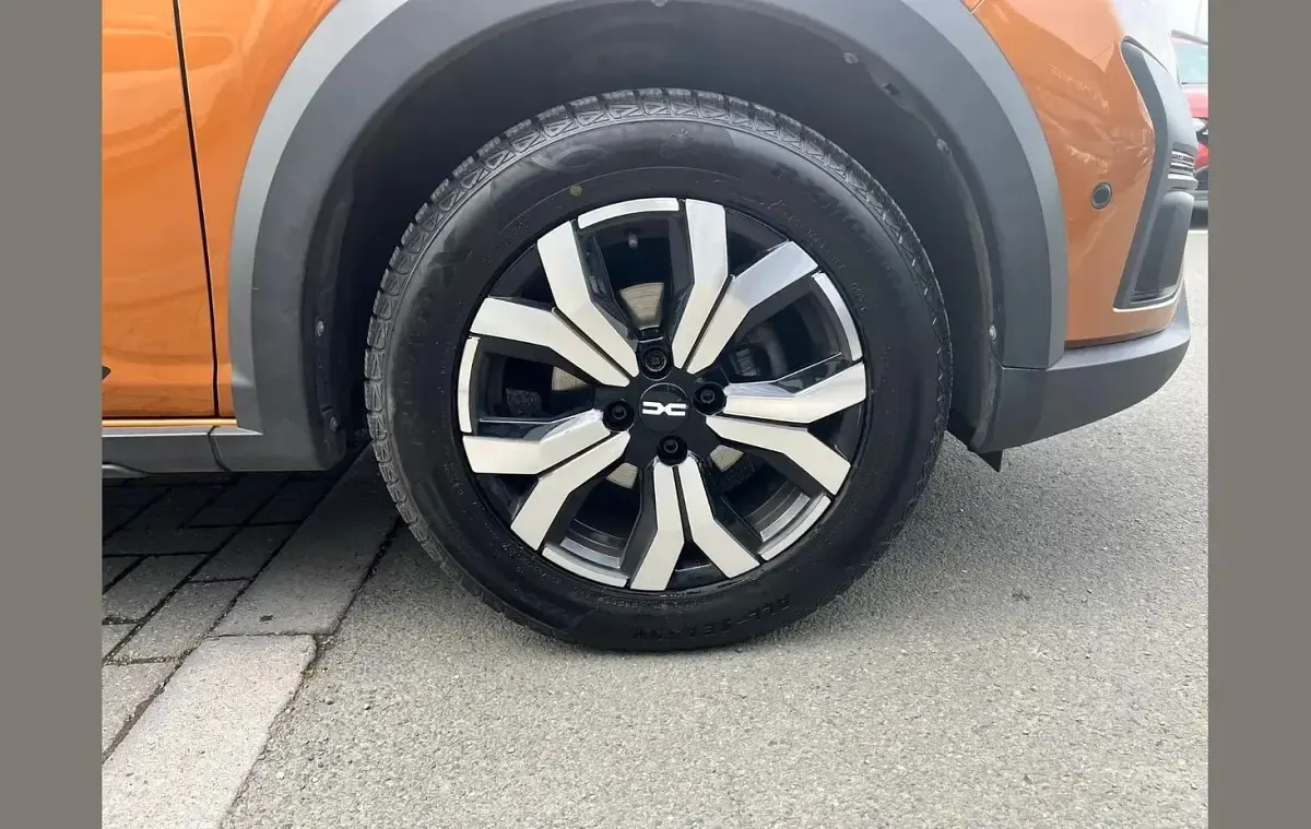 Używany Dacia Sandero Journey 90 KM (66 kW) 2023 Pomarańczowy Hatchback