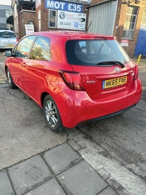 Used Toyota Yaris 69 HP (50 kW) 2015 Red Hatchback