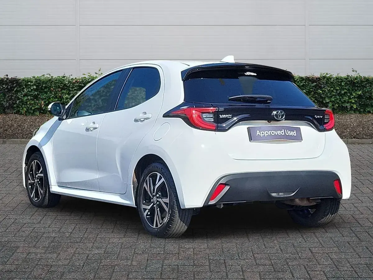Used Toyota Yaris Design 116 HP (85 kW) 2024 White Hatchback