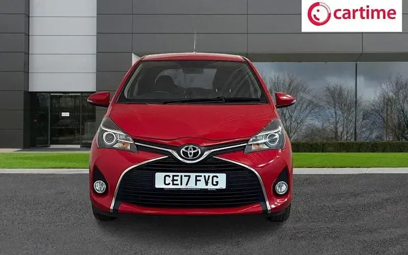 Used Toyota Yaris 99 HP (72 kW) 2016 Red Hatchback