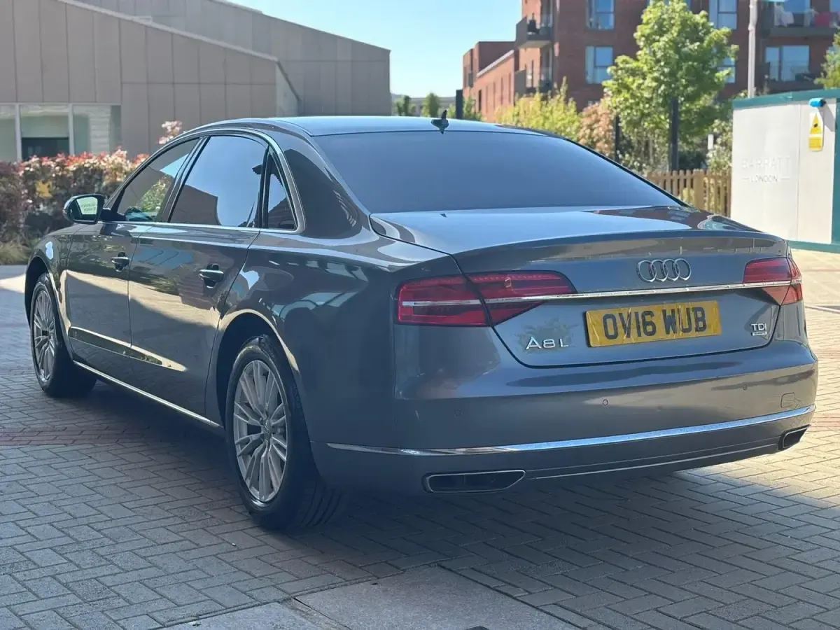 Usado Audi A8 Advanced 262 HP (192 kW) 2016 Cinzento Sedan