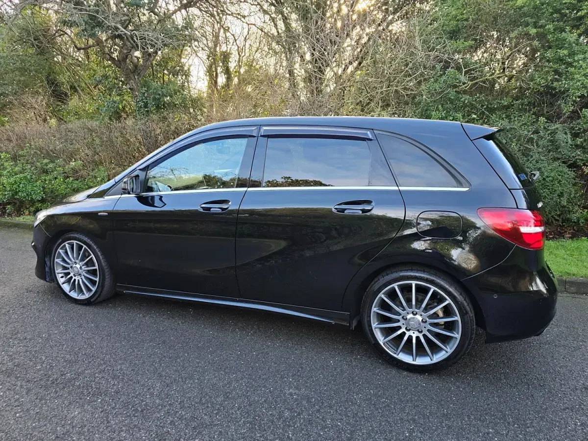 Used Mercedes B180 AMG Line Premium 122 HP (89 kW) 2015 Black Hatchback