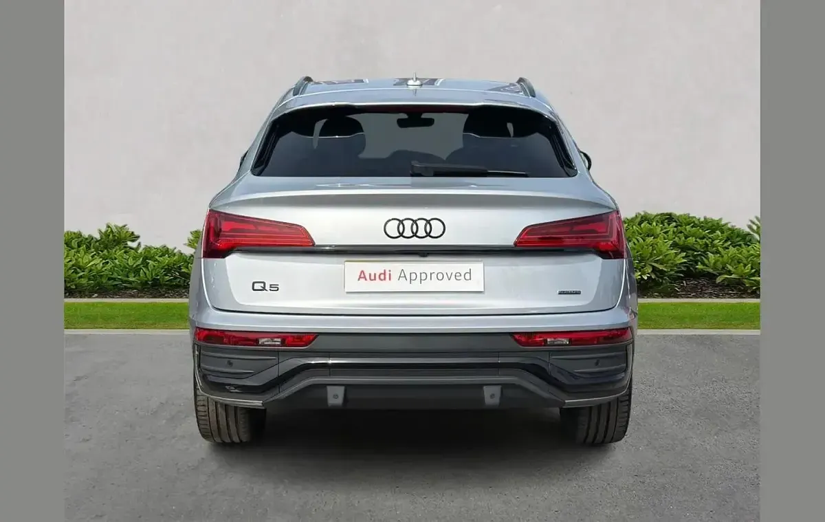 Used Audi Q5 Comfort 261 HP (191 kW) 2023 Silver SUV