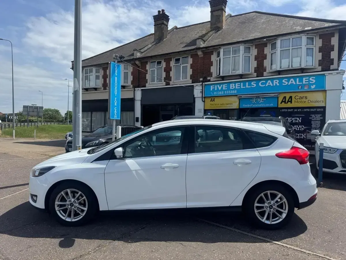 Used Ford Focus Zetec 120 HP (88 kW) 2015 White Hatchback