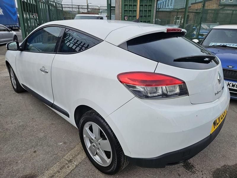 Used Renault Mégane Coupé Dynamique 110 HP (80 kW) 2011 White Coupe