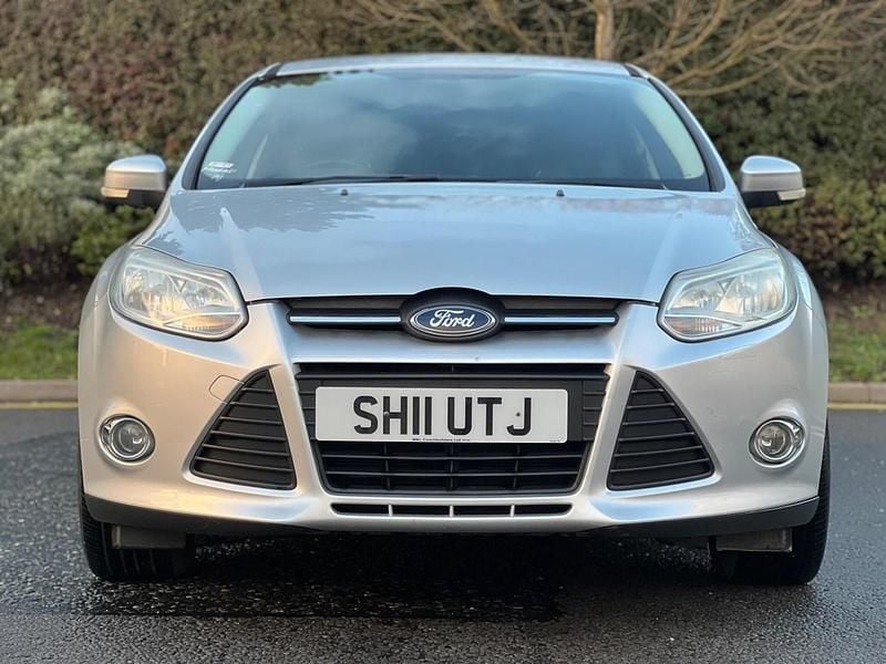 Used Ford Focus Zetec 125 HP (91 kW) 2011 Silver Hatchback