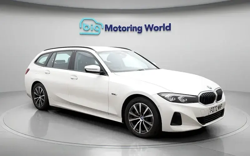 Usado BMW 330e Sport Line 292 CV (214 kW) 2023 Blanco Familiar