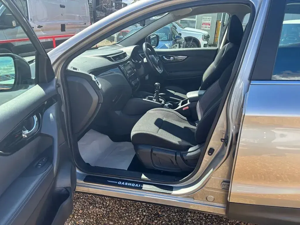 Used Nissan Qashqai Acenta Premium 140 HP (102 kW) 2019 Silver SUV