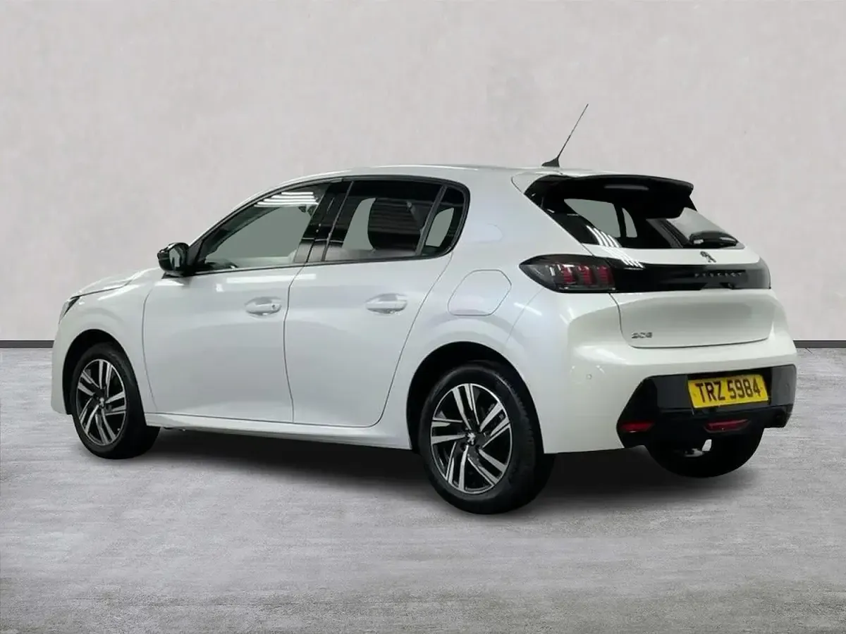 Used Peugeot 208 Allure Premium 101 HP (74 kW) 2022 White Hatchback