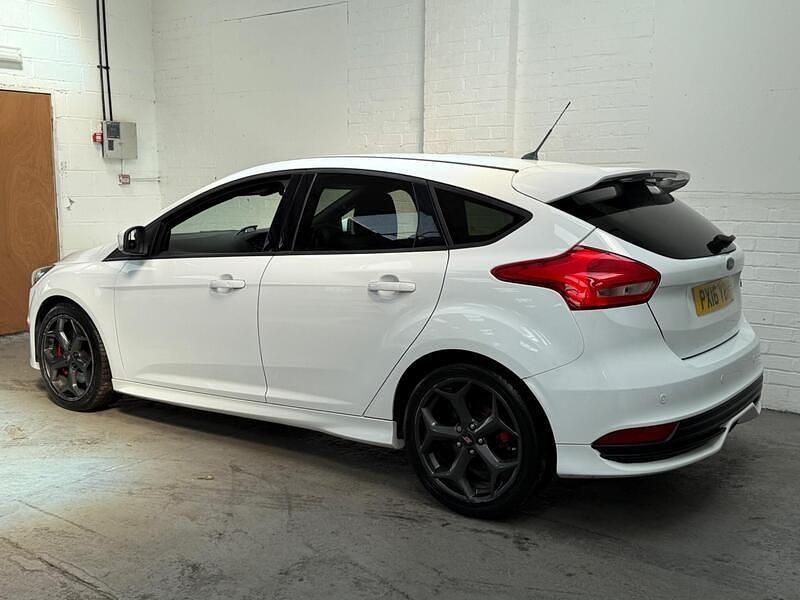 Używany Ford Focus ST 185 KM (136 kW) 2016 Biały Hatchback