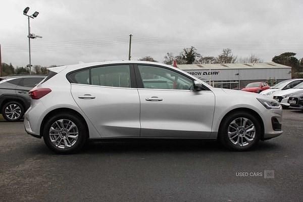 Usado Ford Focus Titanium 125 CV (91 kW) 2023 Plateado Utilitario