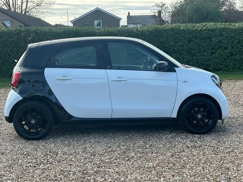 Used Smart ForFour Passion Premium 71 HP (52 kW) 2015 White Hatchback