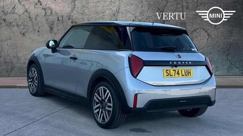 Usado Mini Cooper Hatch 156 CV (114 kW) 2024 Plateado Utilitario
