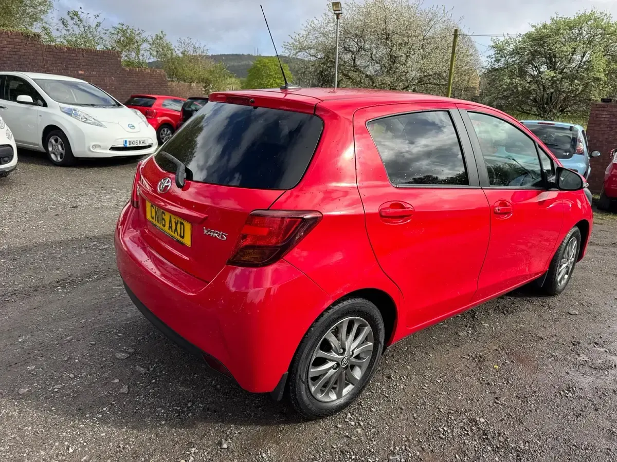Used Toyota Yaris 99 HP (72 kW) 2016 Red Hatchback