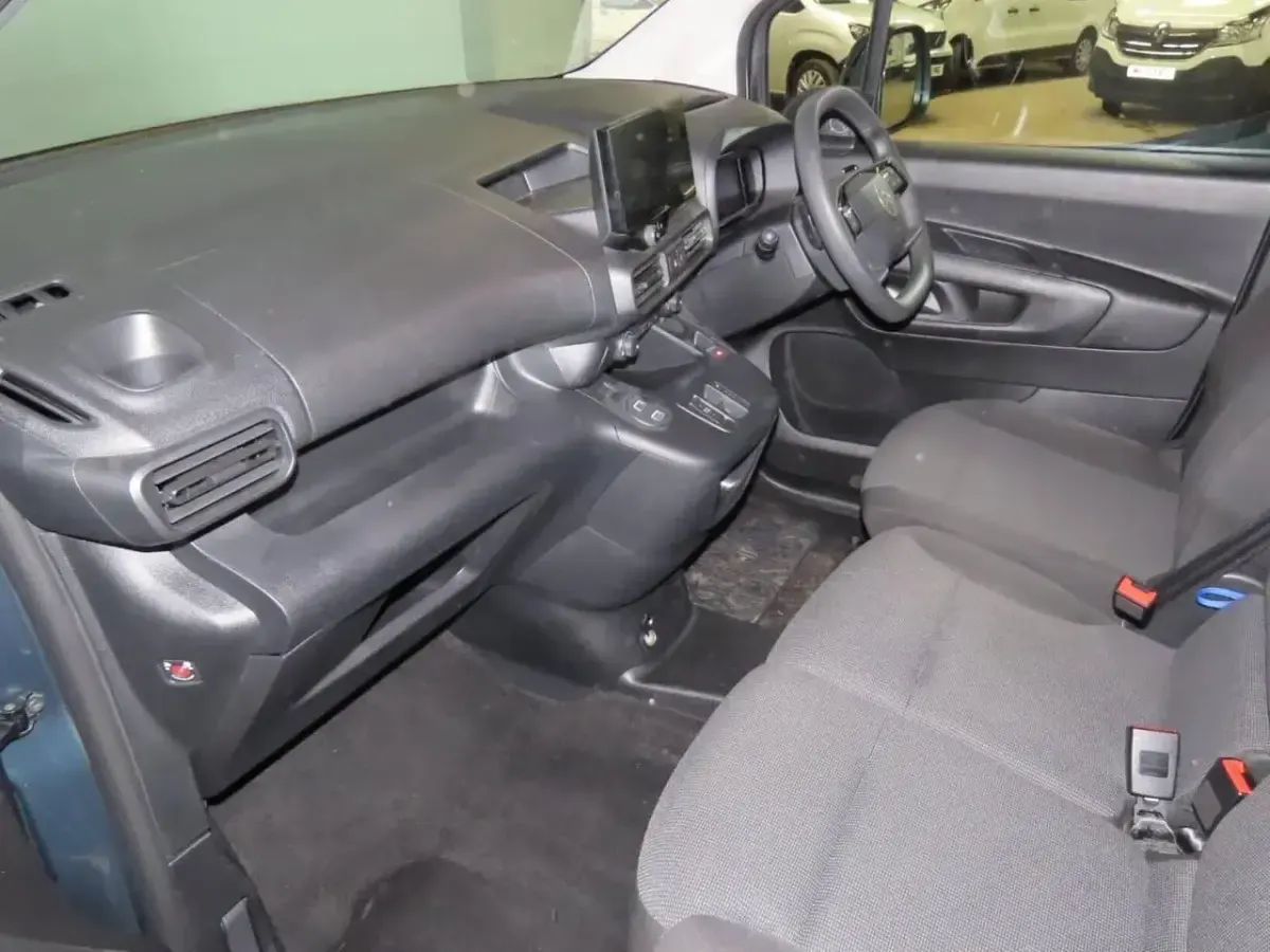 Used Citroën Berlingo 98 kW (134 HP) 2024 Blue MPV