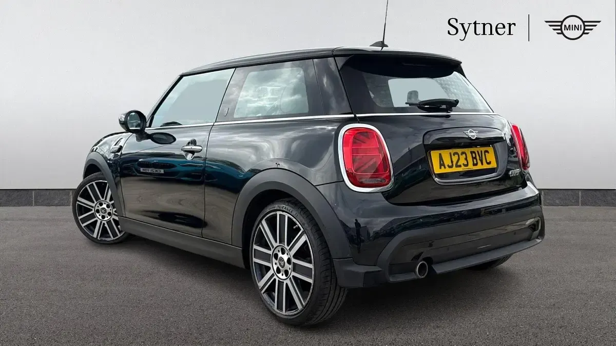 Begagnad Mini Cooper Exclusive 134 HK (98 kW) 2023 Svart Halvkombi