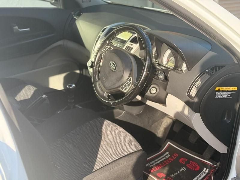 Used Kia Ceed 2009 White Hatchback