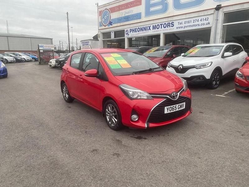 Używany Toyota Yaris 69 KM (50 kW) 2015 Czerwony Hatchback