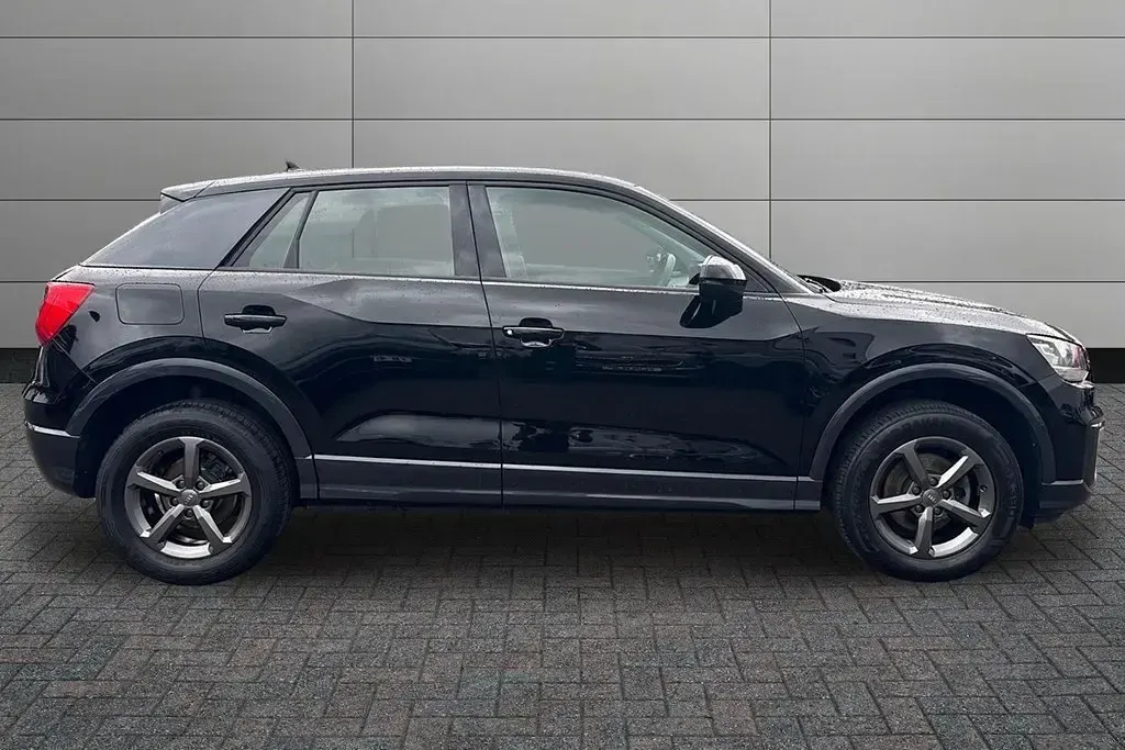 Begagnad Audi Q2 Design 2020 Svart SUV